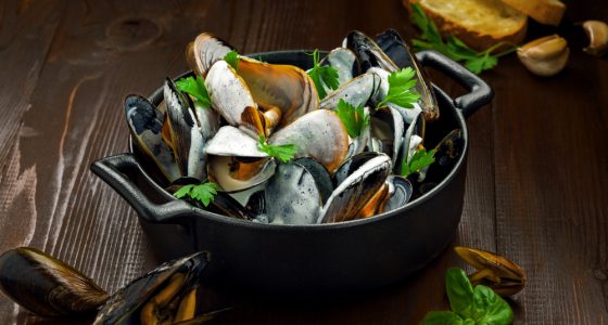 Delicious,Steamed,Mussels,With,Wine,And,Cream,On,A,Table.