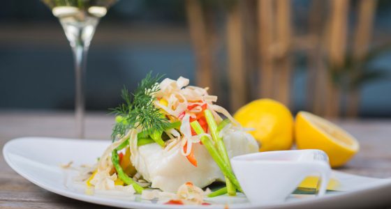 Huvudratt Rimmad Ugnsbakad Torskrygg Varm Gronsaksspaghetti Citronolja
