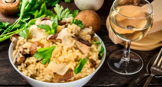 Risotto,Ai,Funghi,,Mushroom,Rice,,With,Ingredients,And,A,Glass