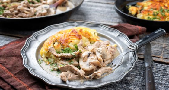 Huvudratt Rosti Geschnetzeltes Skinkgryta Champinjoner Potatis